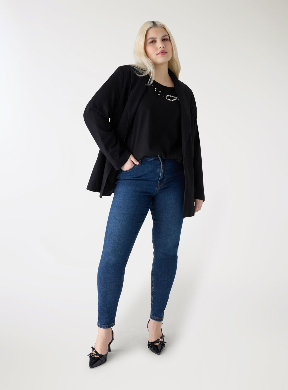 T-shirt con applicazioni a fiocco