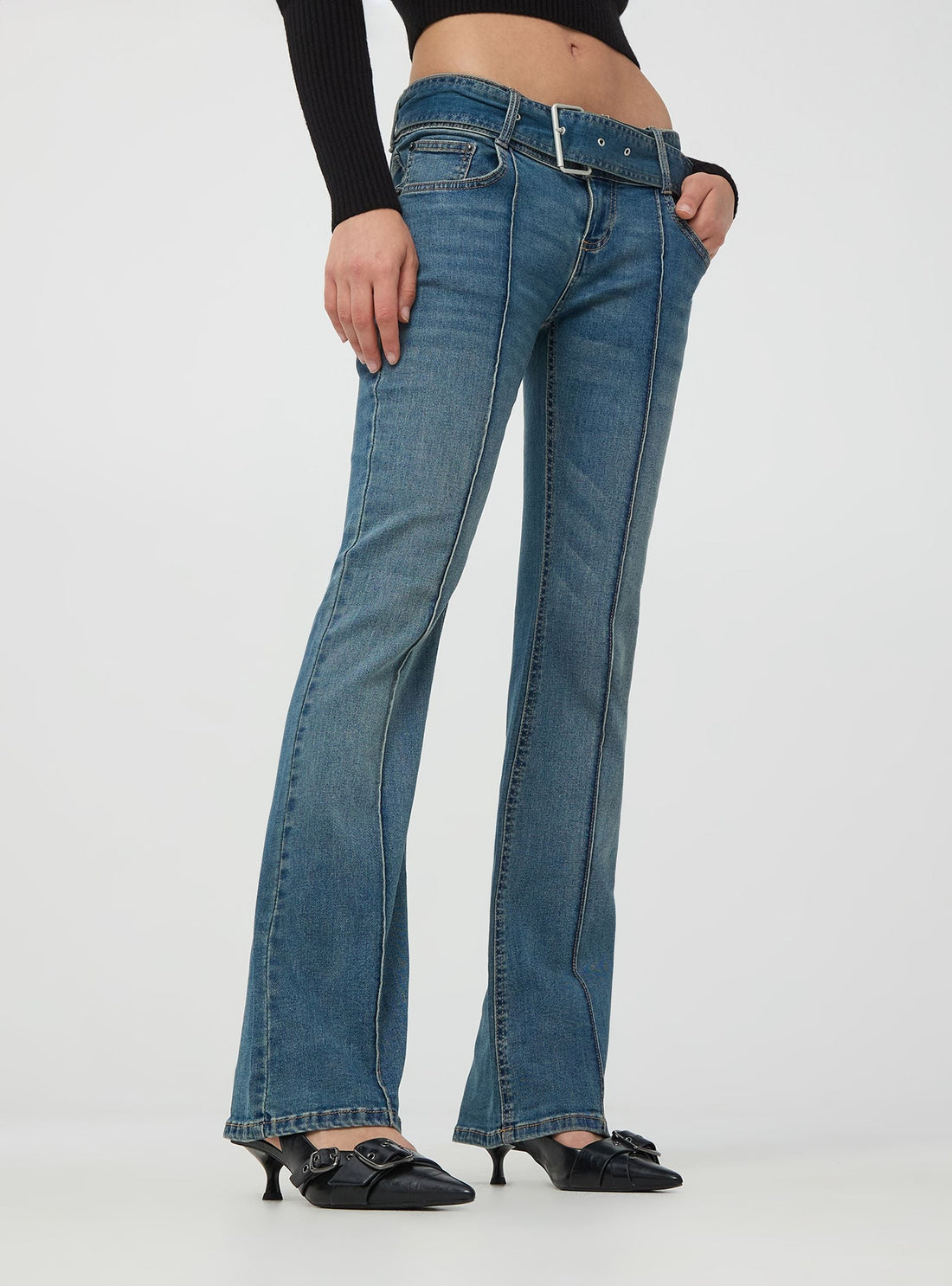 Jeans a zampa a vita bassa con cintura