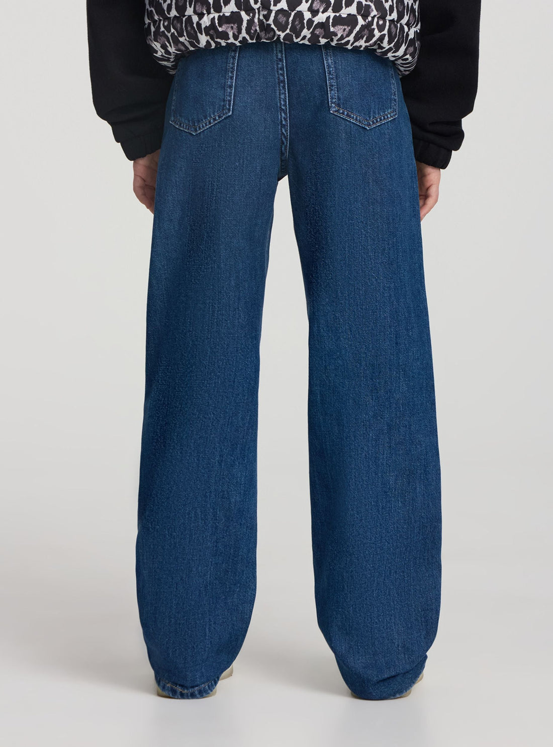 Jeans wide leg con tasche a patta
