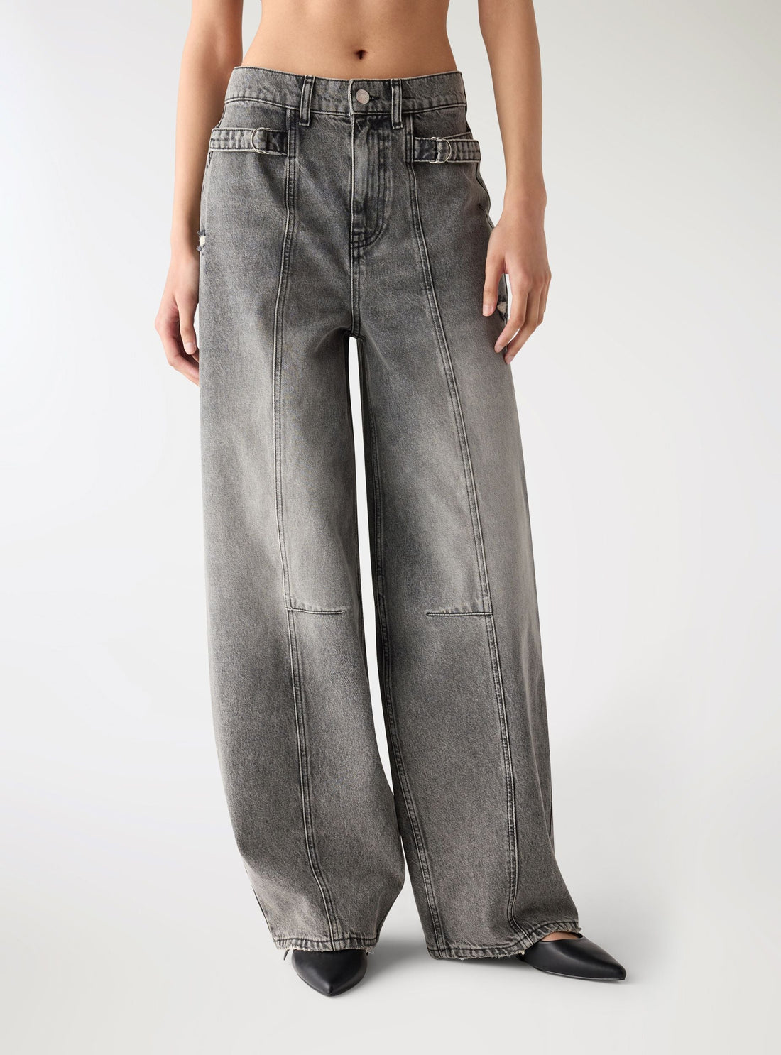 Jeans balloon con tagli e fibbie