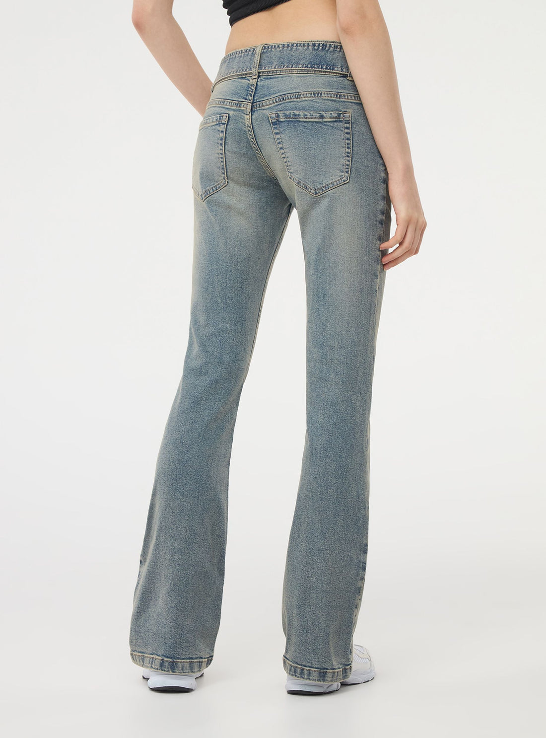 Jeans a zampa vita bassa con cintura