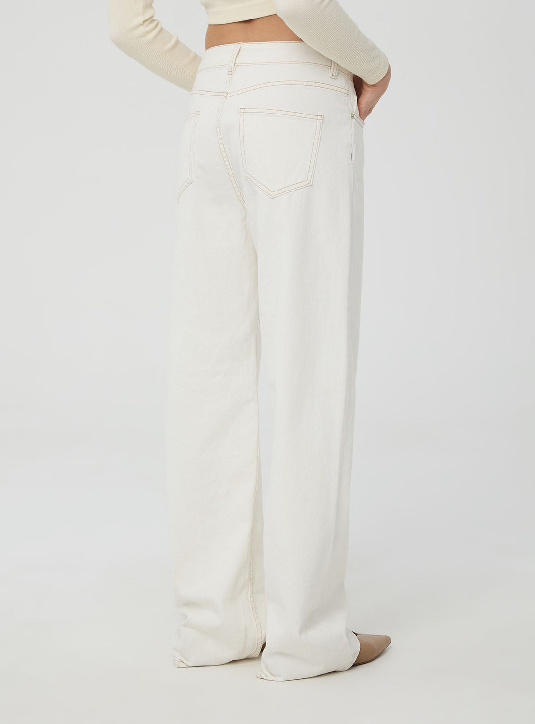 Jeans wide leg con cuciture a contrasto