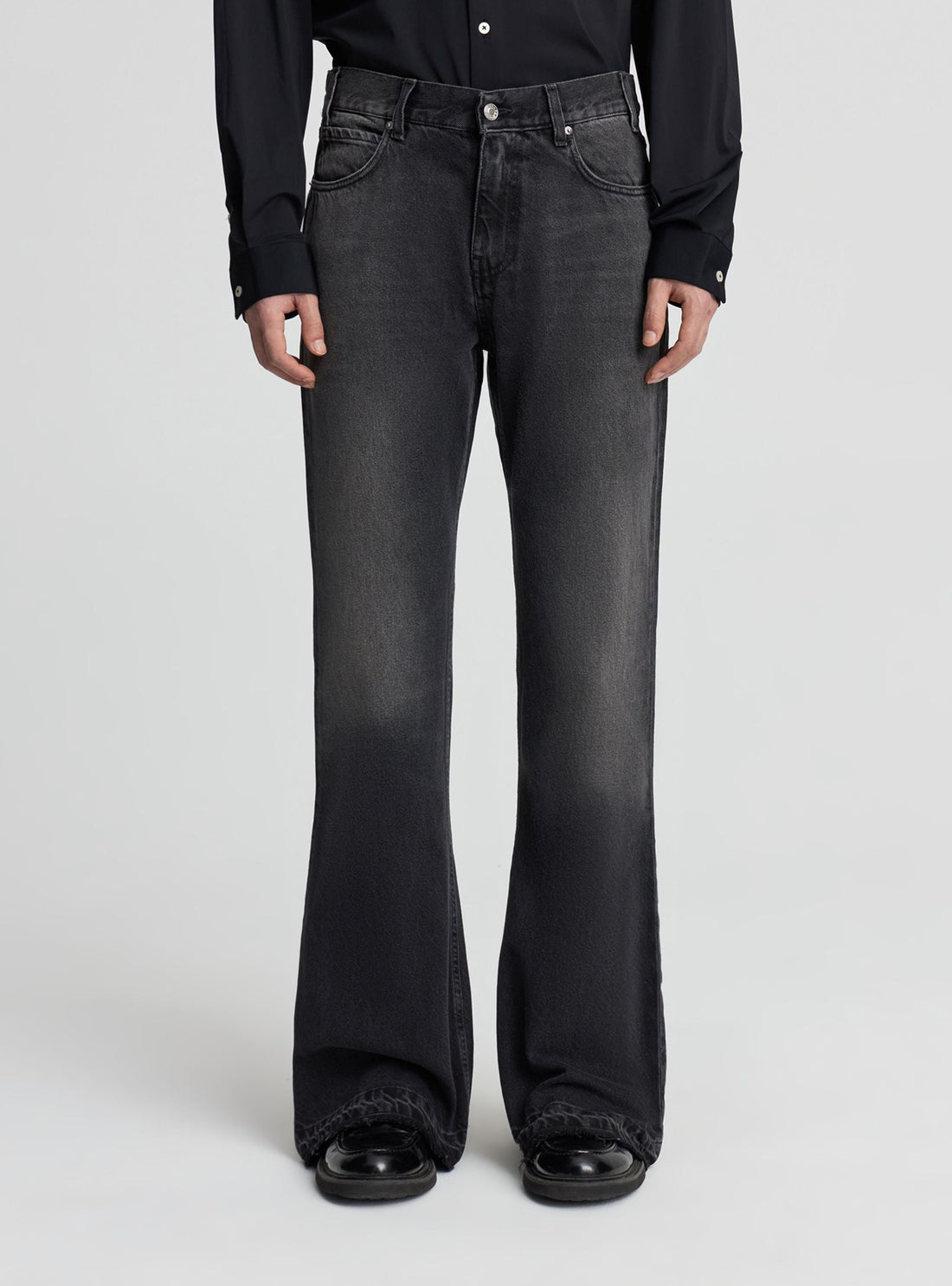 Jeans flare a tinta unita con orlo sfrangiato