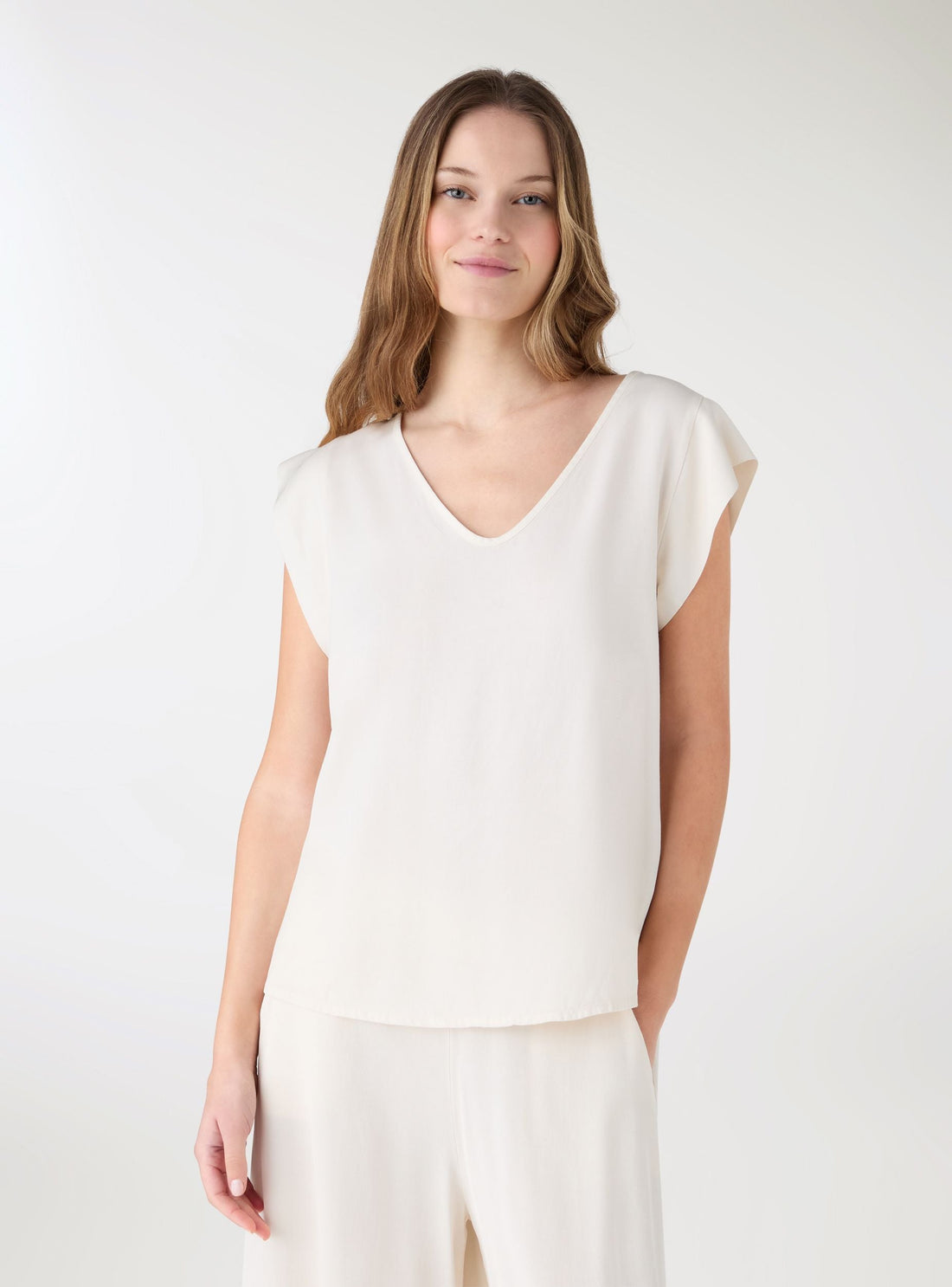Blusa con scollo a V e maniche ad aletta