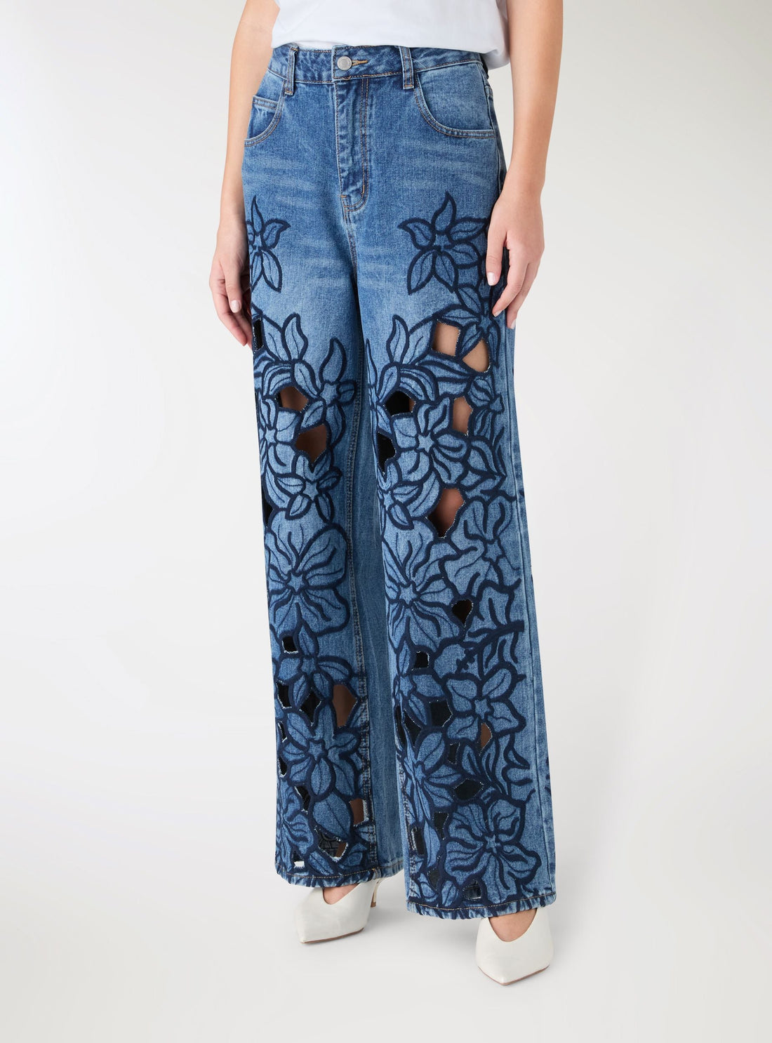 Jeans wide leg con ricami floreali