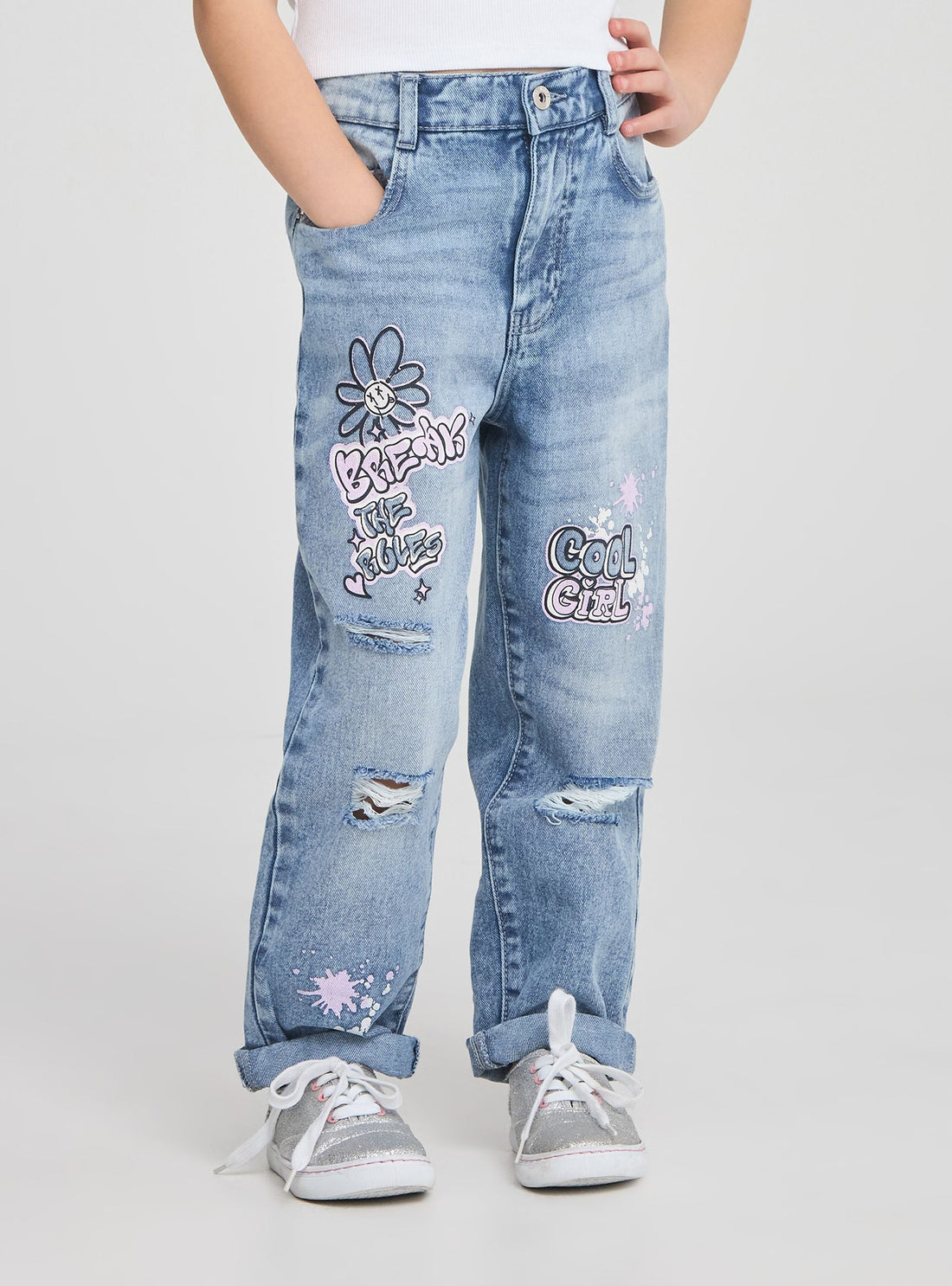 Jeans mom fit con strappi e stampa graffiti