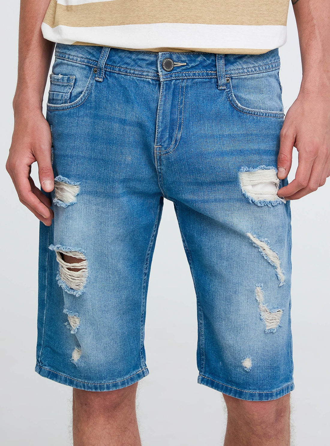 Shorts di jeans con strappi