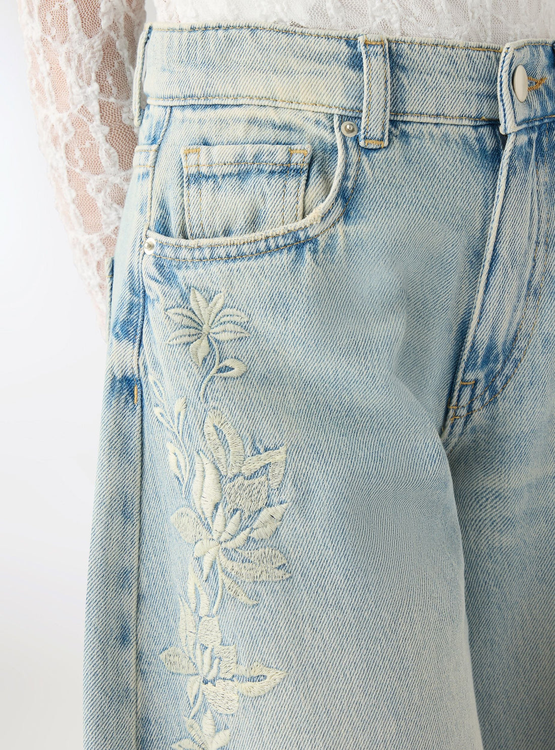 Jeans balloon con ricamo floreale laterale