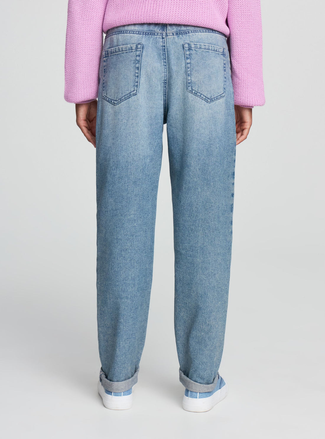 Jeans mom fit con stampe e strappi