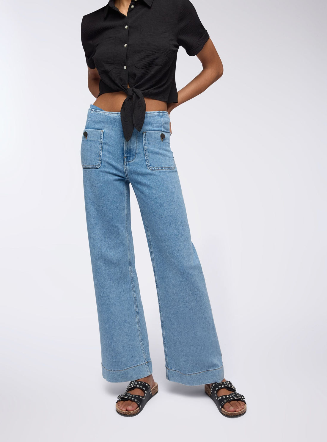 Jeans wide leg chiari con tasche applicate