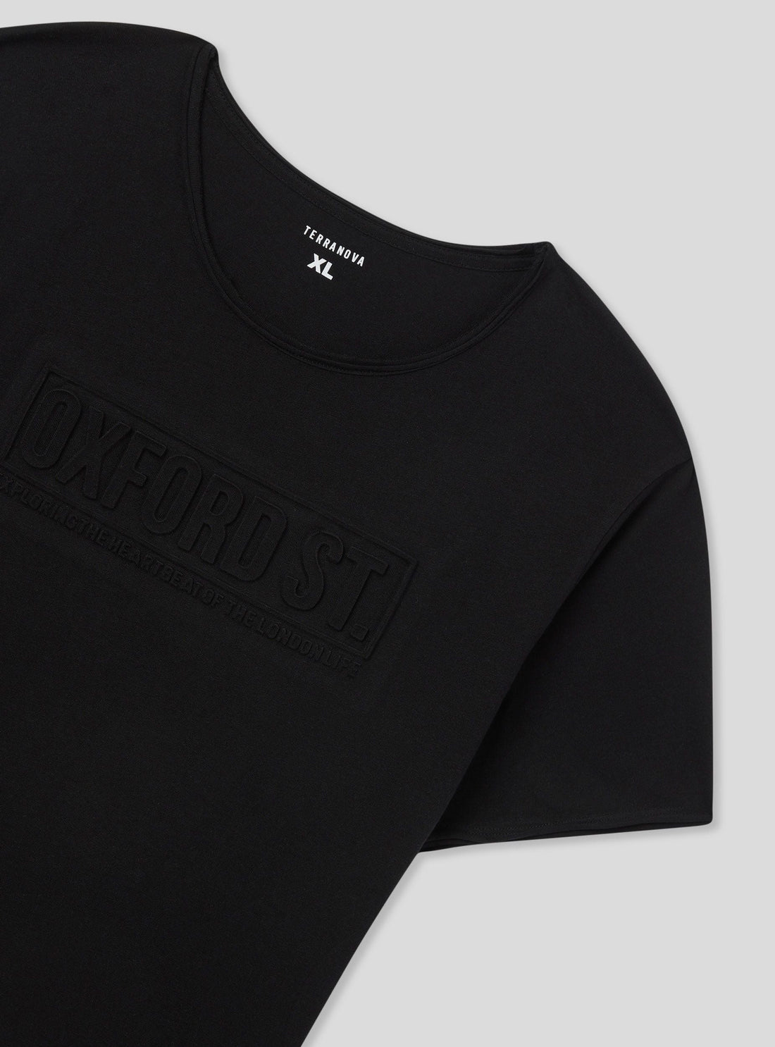 T-shirt taglio vivo con scritta 3D