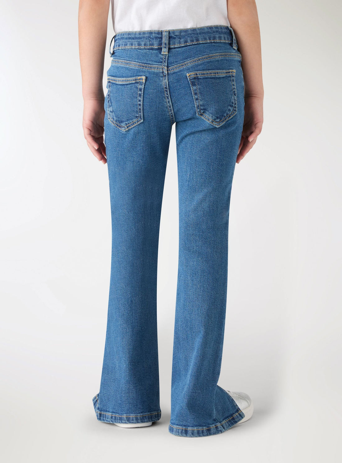 Jeans lunghi a zampa con tasche