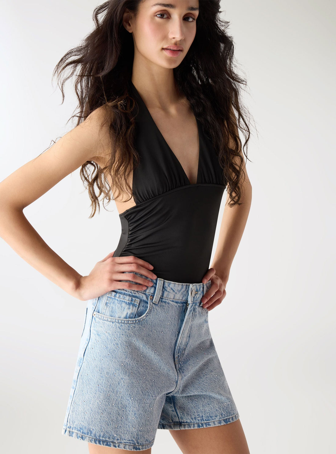 Jeans shorts con applicazioni strass