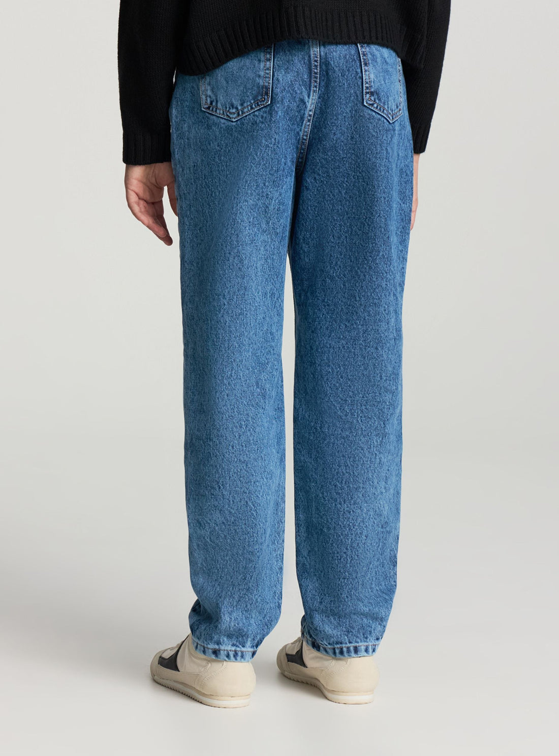 Jeans mom con catenina charm