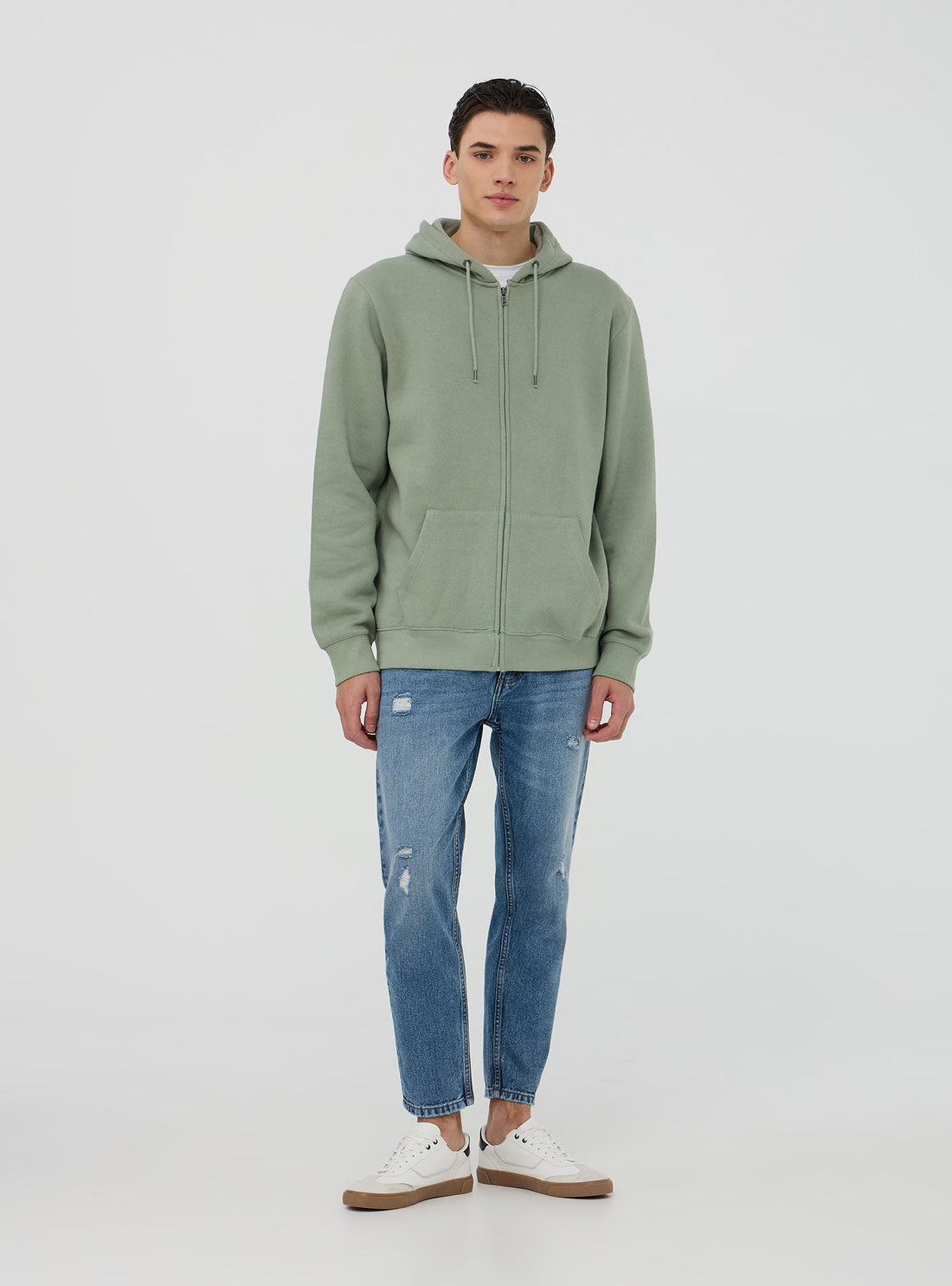 Jeans relaxed con piccoli strappi