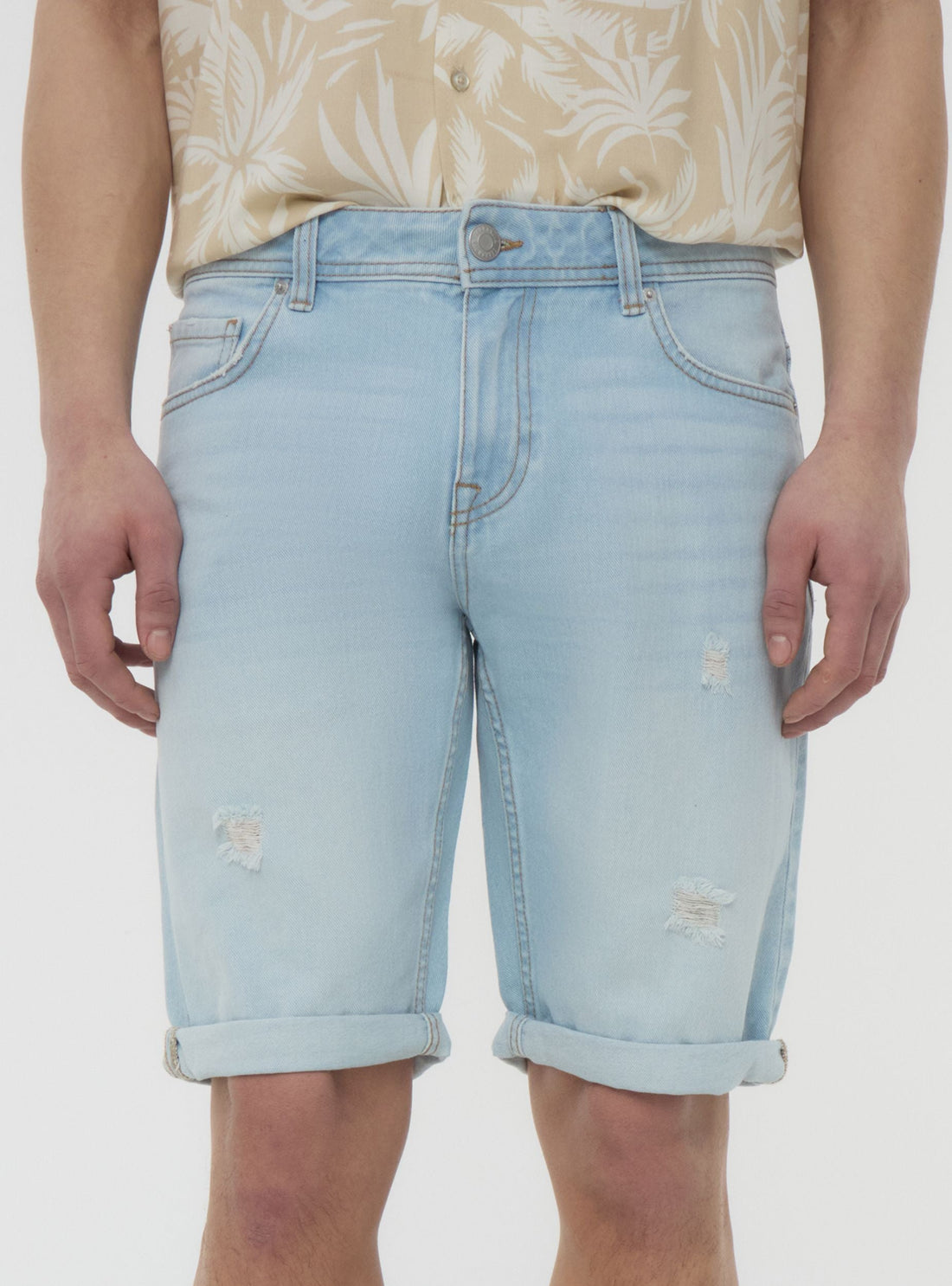 Shorts di jeans chiari con strappi