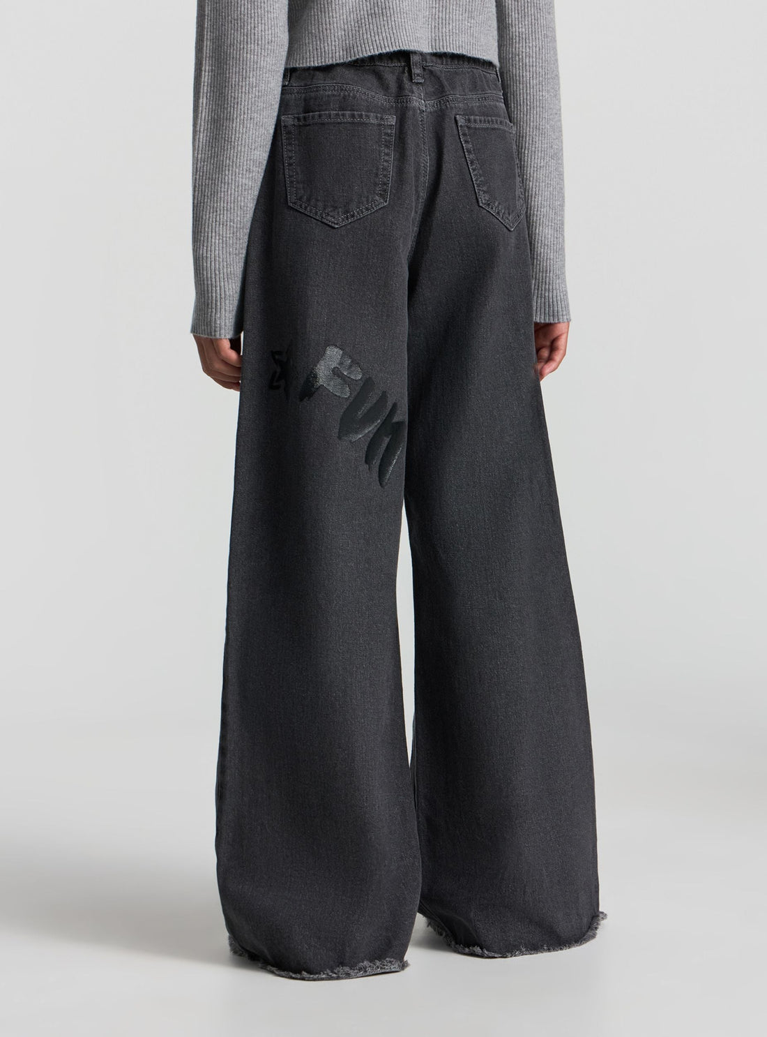 Jeans wide leg con scritte lucide
