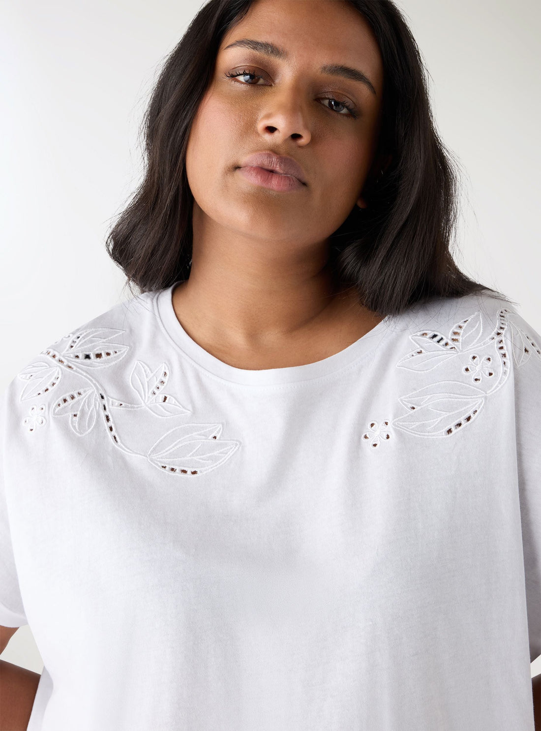 T-shirtCurvy con ricamo floreale traforato