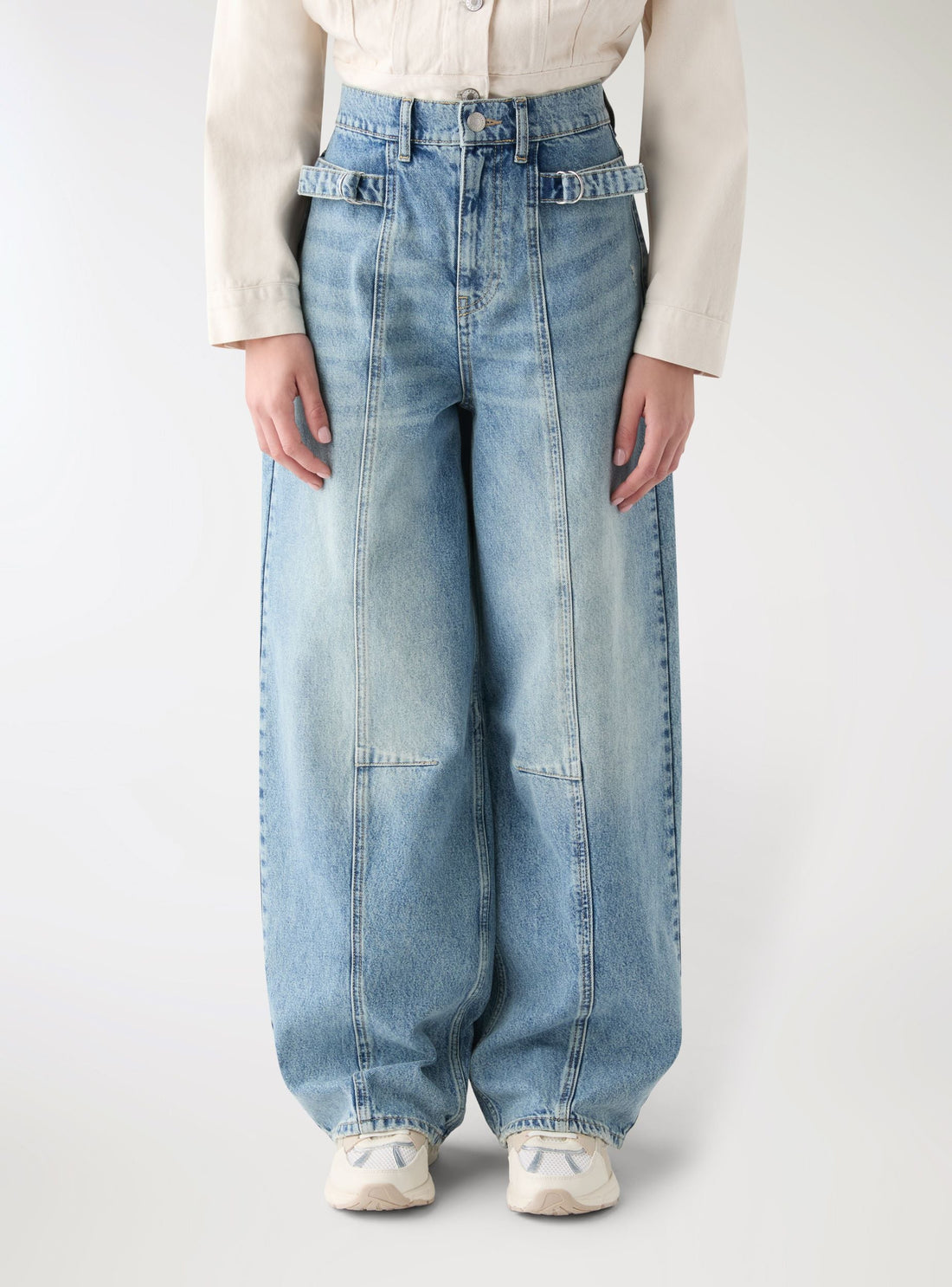 Jeans balloon con tagli e fibbia