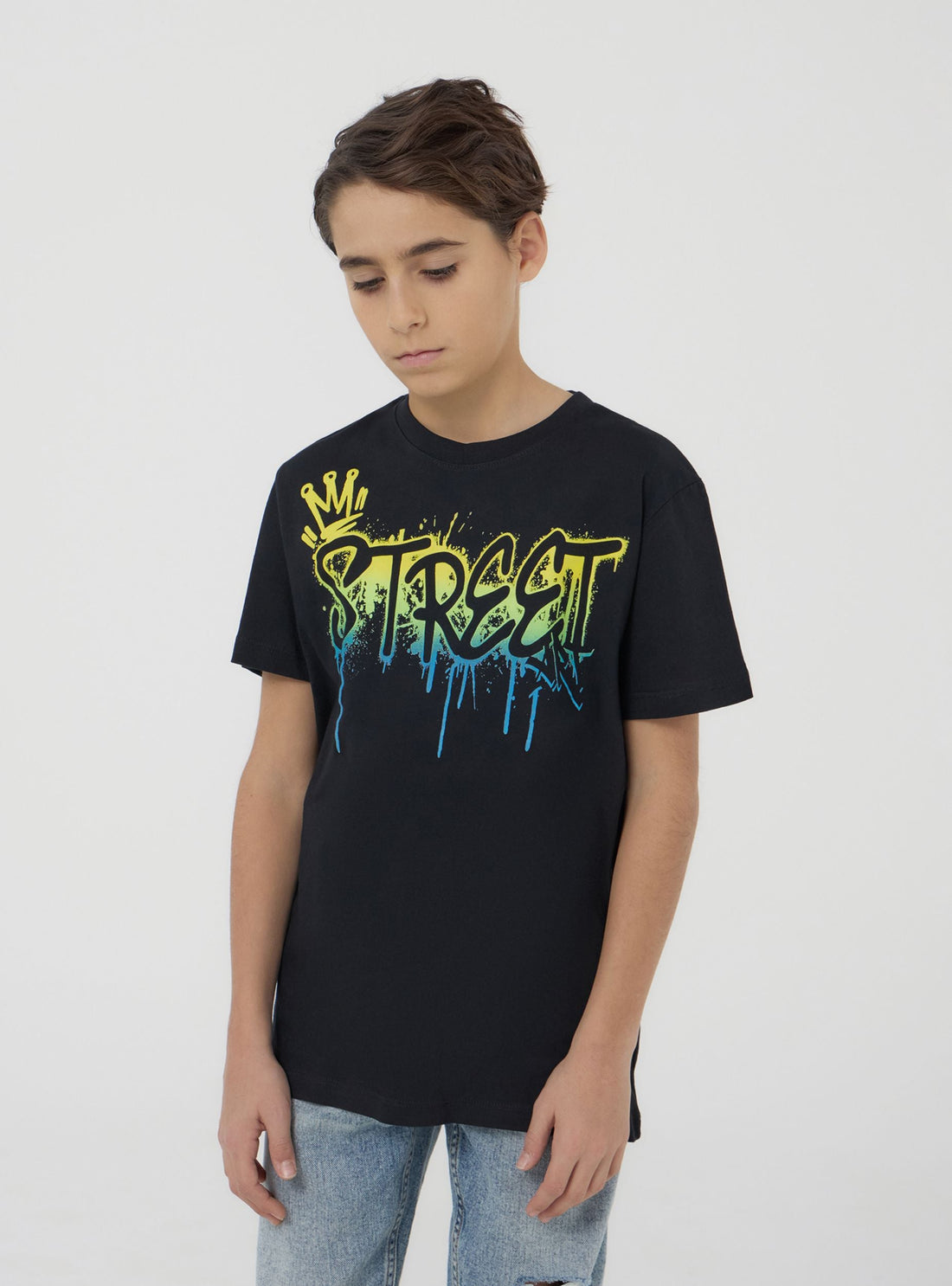 T-shirt con scritta in stile graffiti