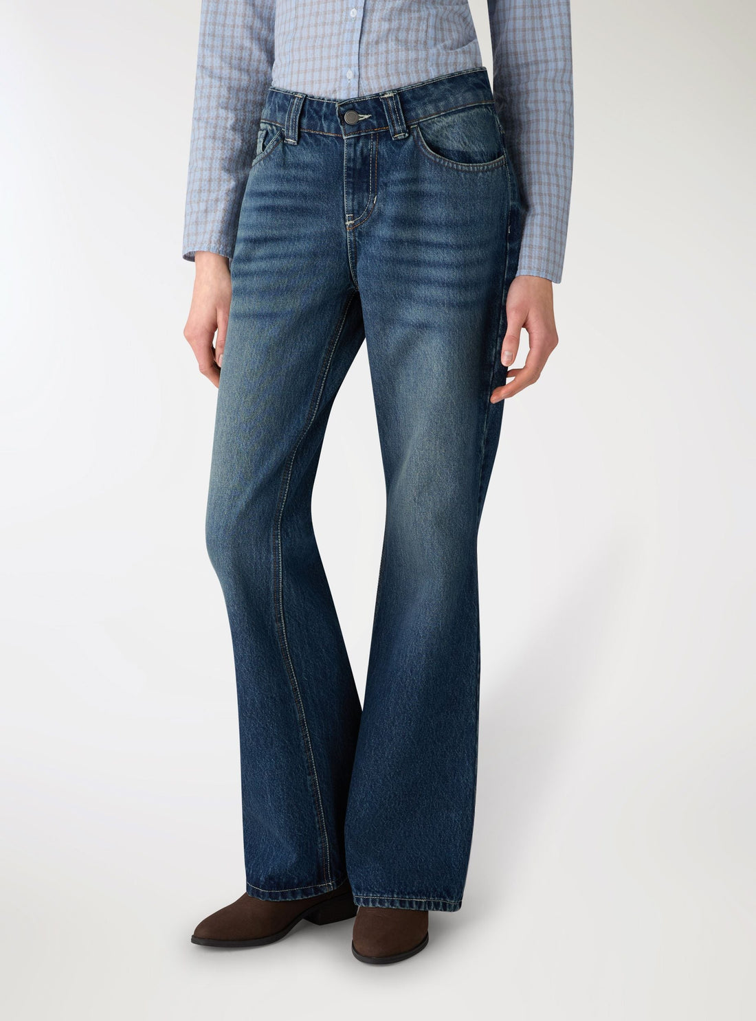 Jeans flare a vita bassa con borchie a stella