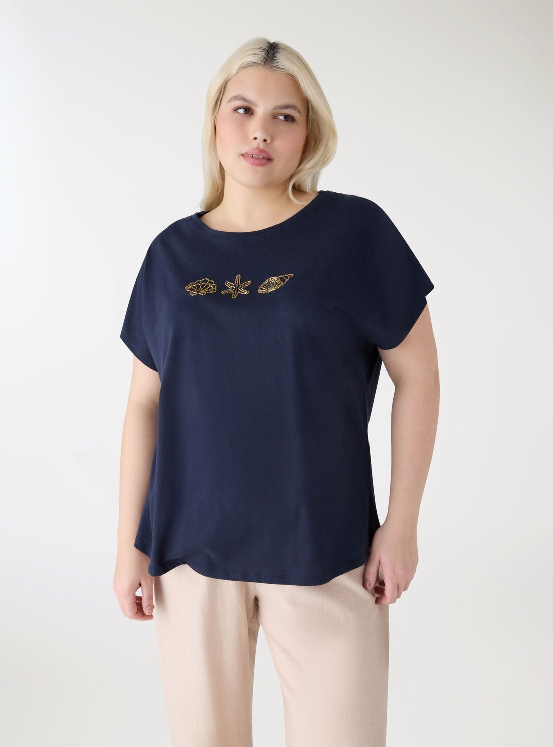 T-shirt Curvy con ricamo marino