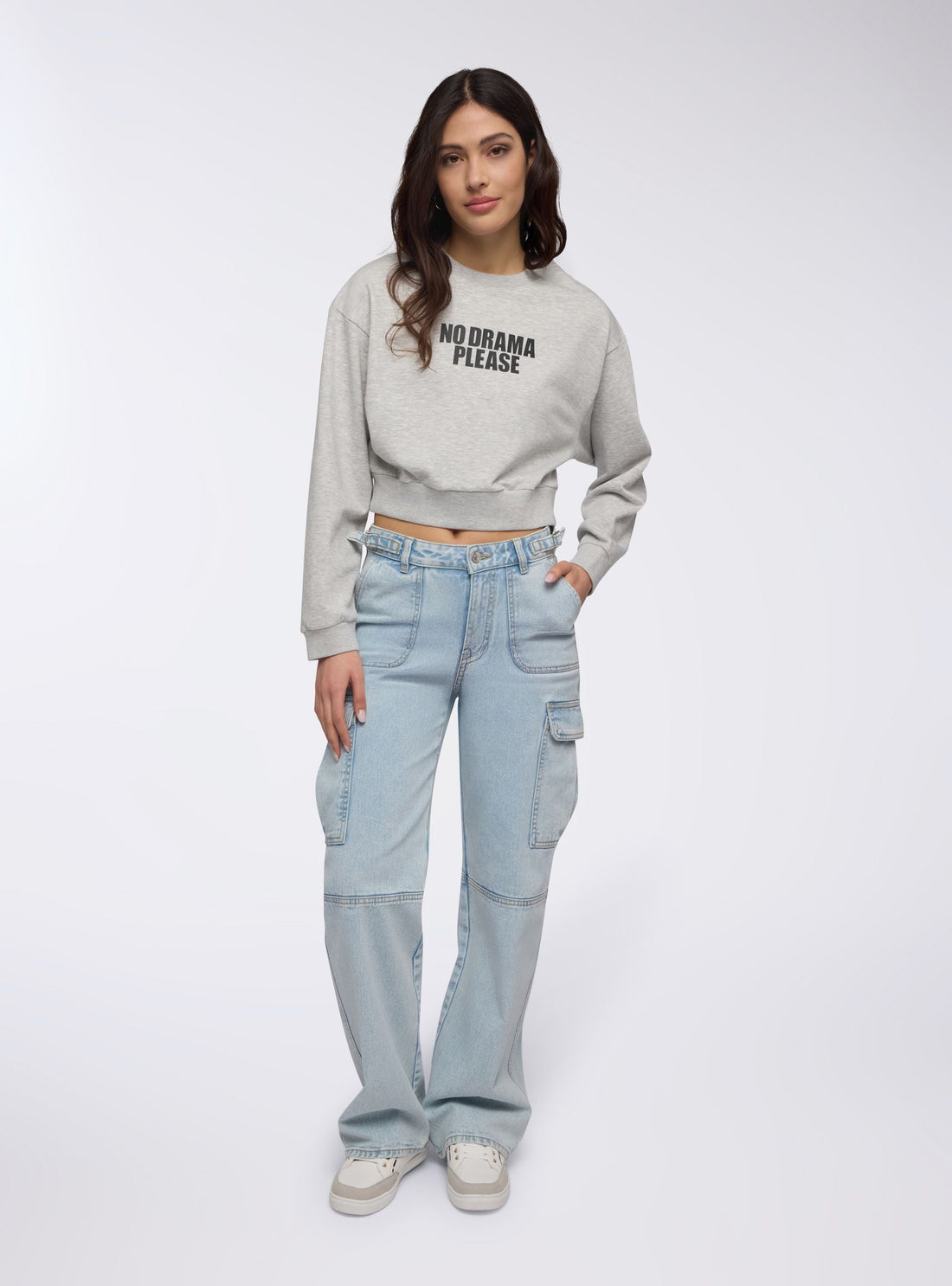 Jeans chiari cargo con fasce regolabili in vita