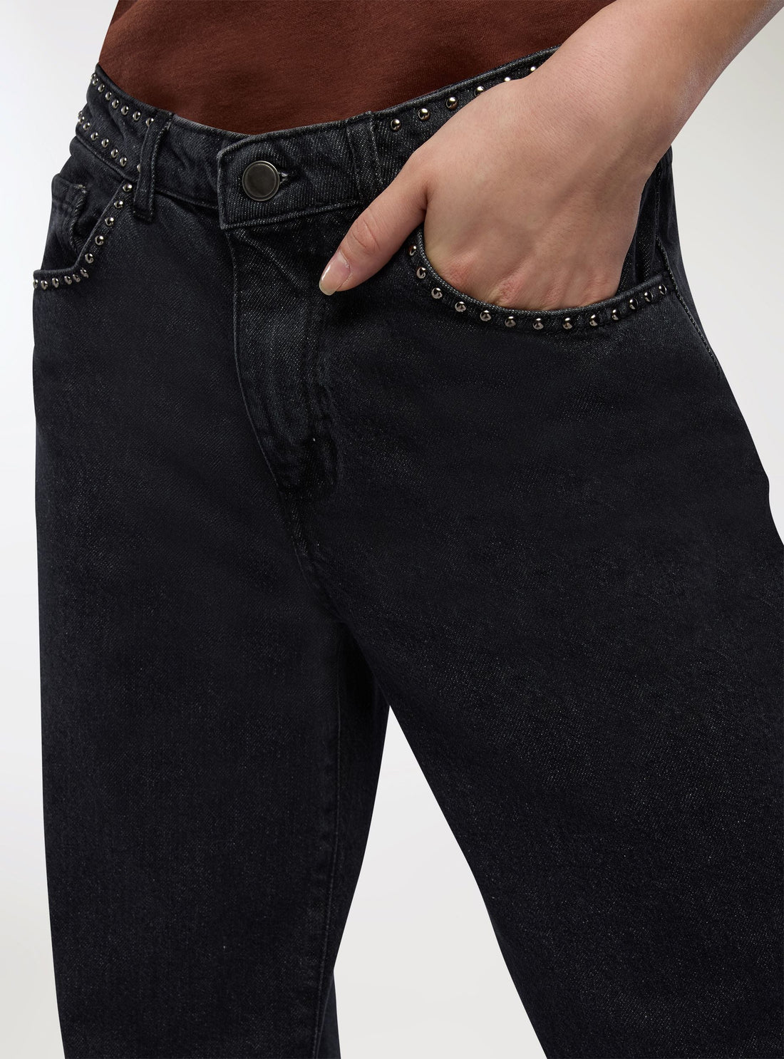 Jeans con borchie e risvolto