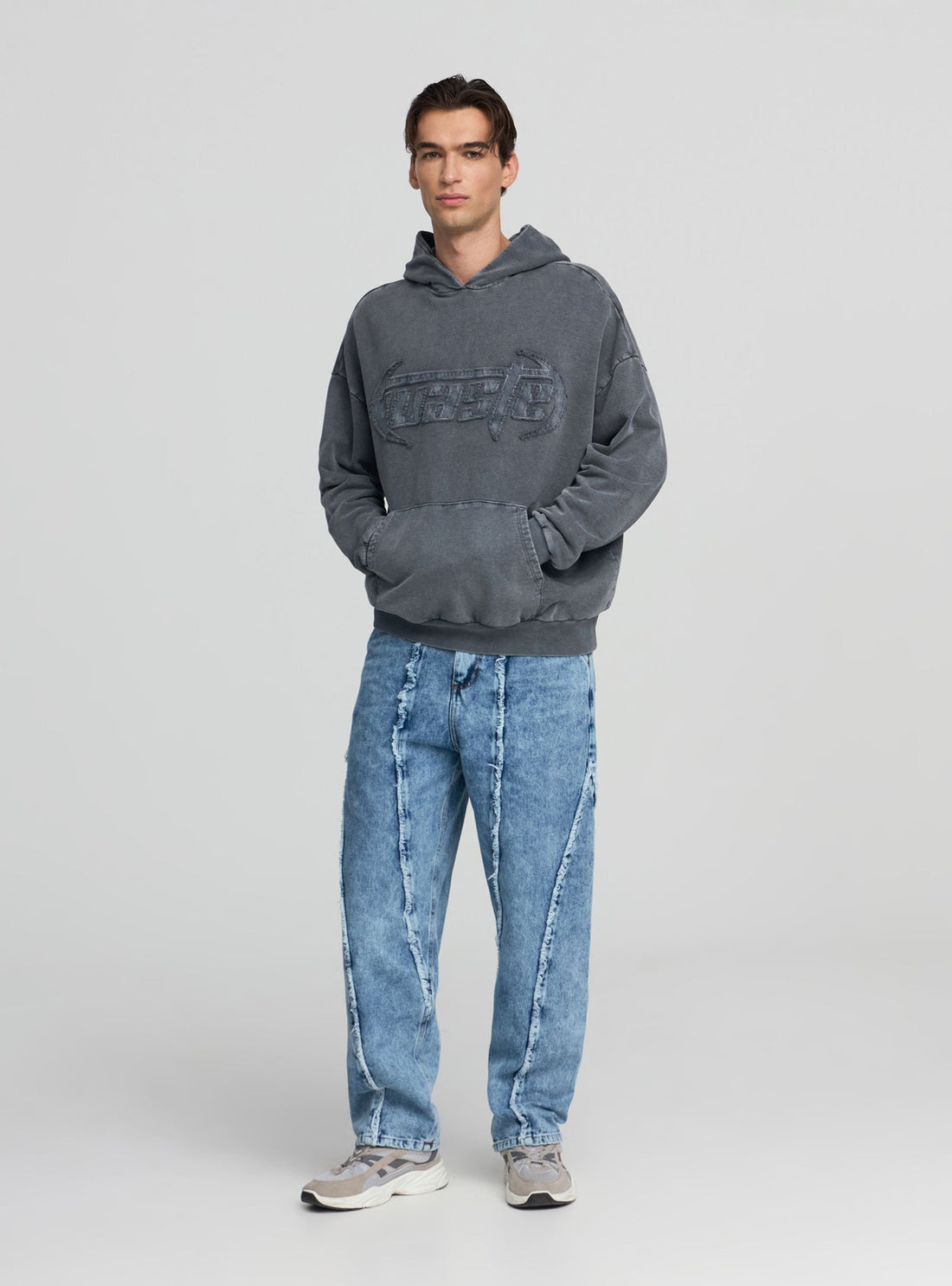Jeans baggy con dettagli sfrangiati