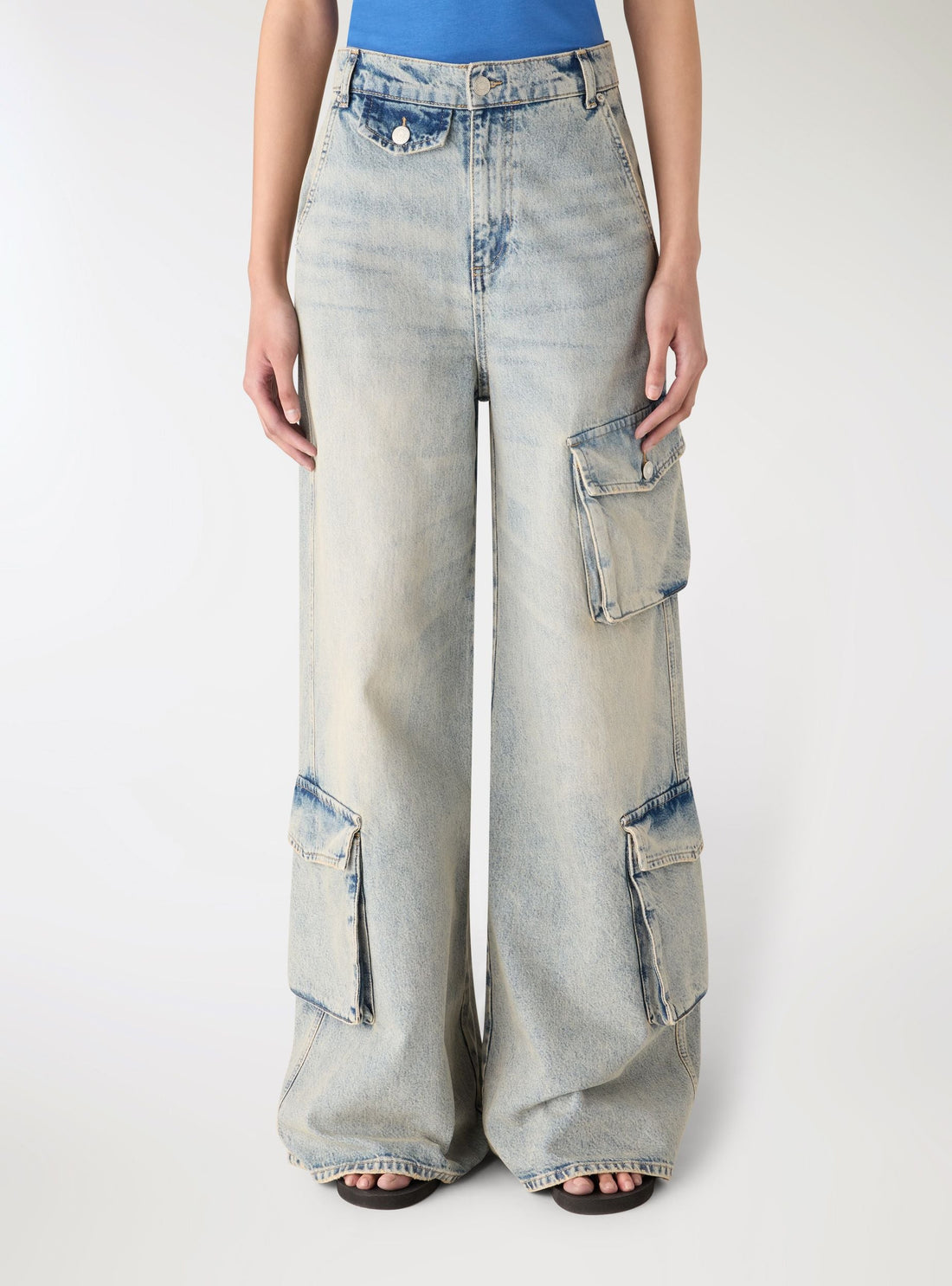 Jeans wide leg con tasche cargo