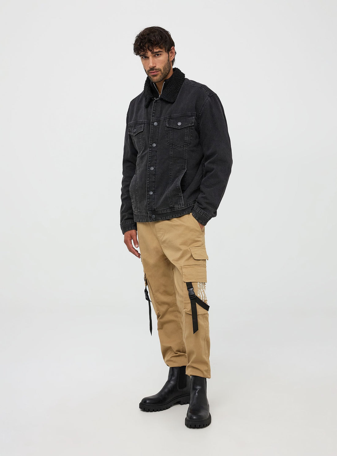 Giacca in jeans scuro con imbottitura in sherpa