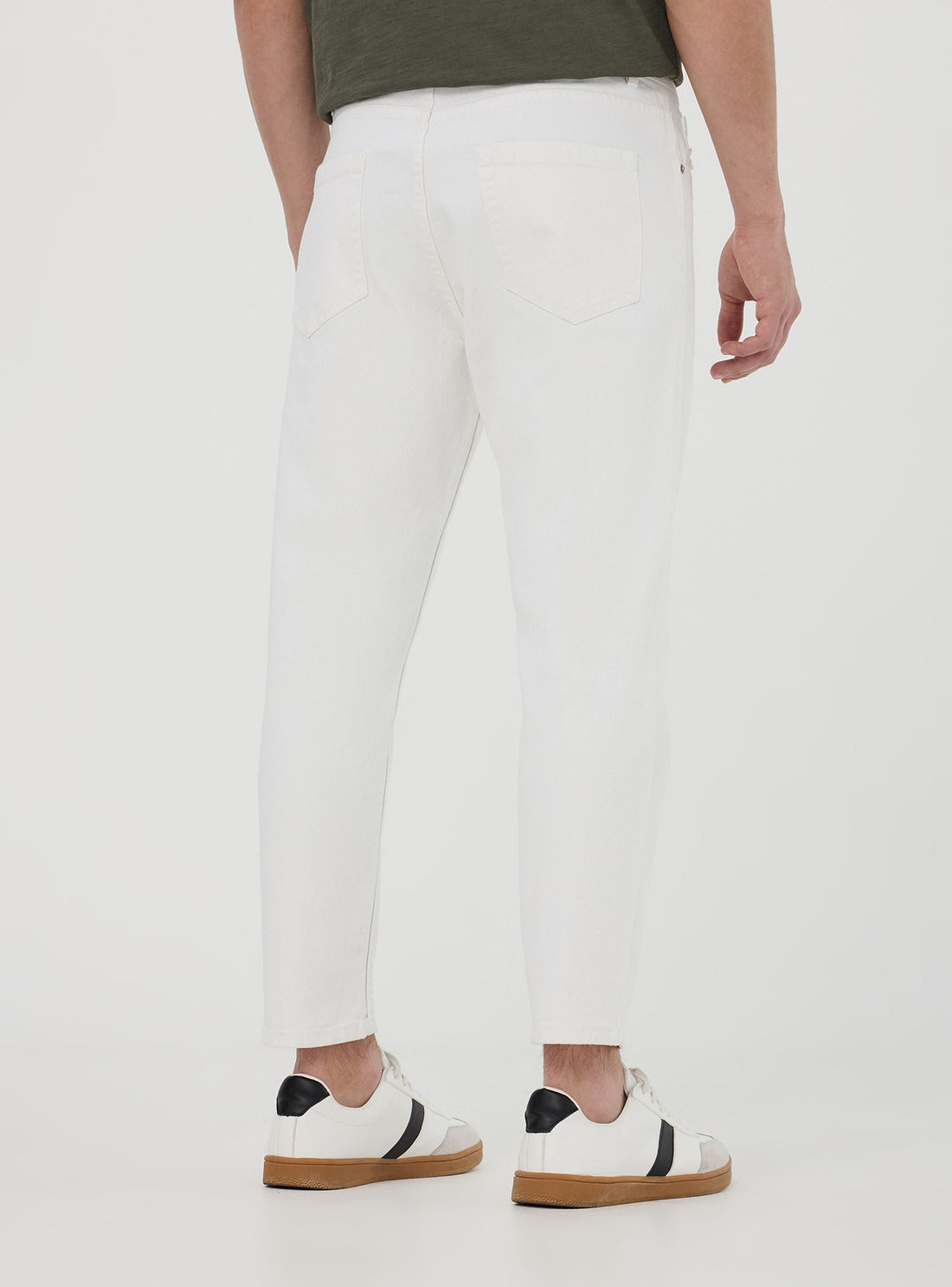Jeans loose fit con strappi piccoli
