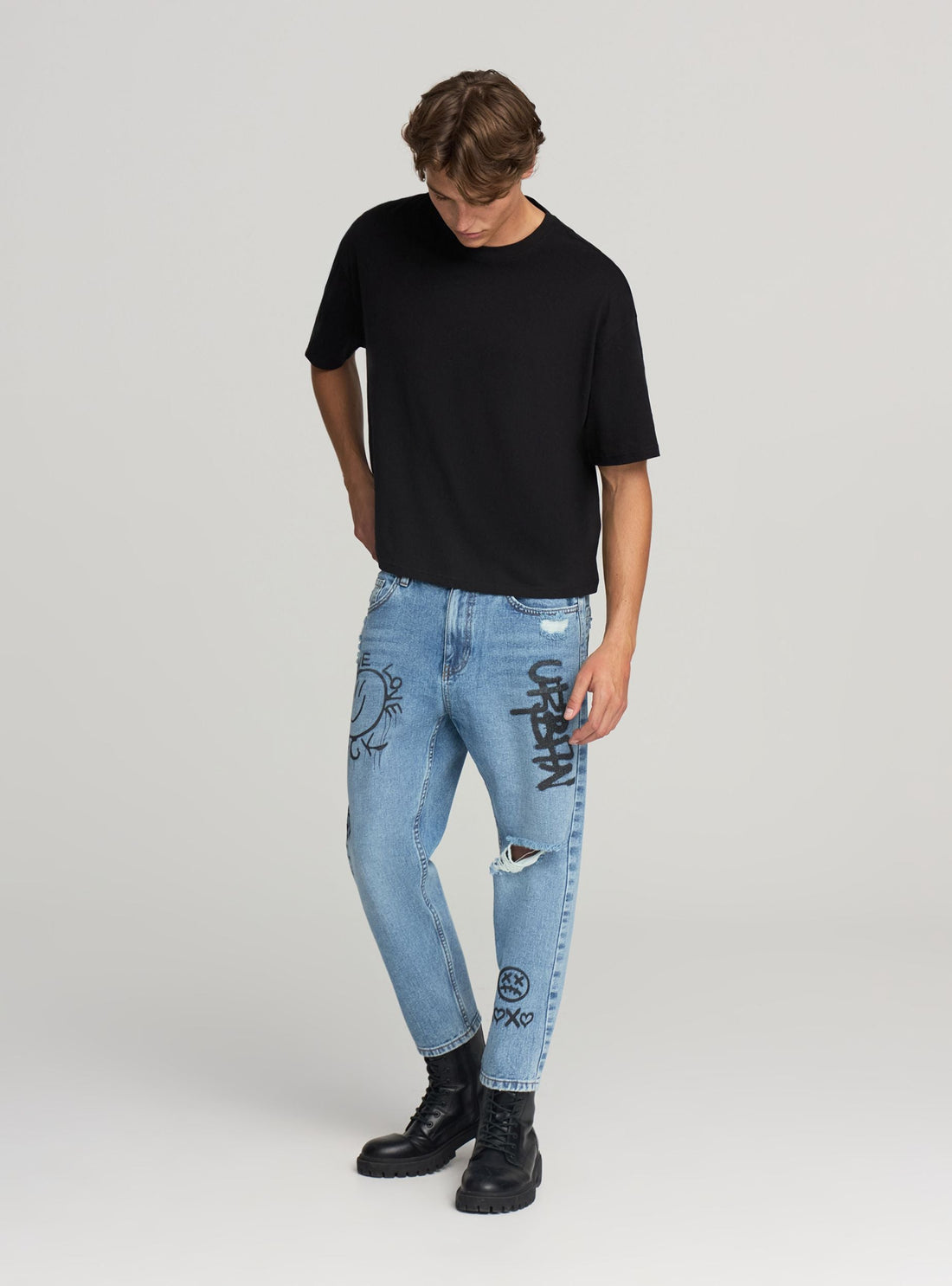 Jeans loose fit con graffiti e strappi