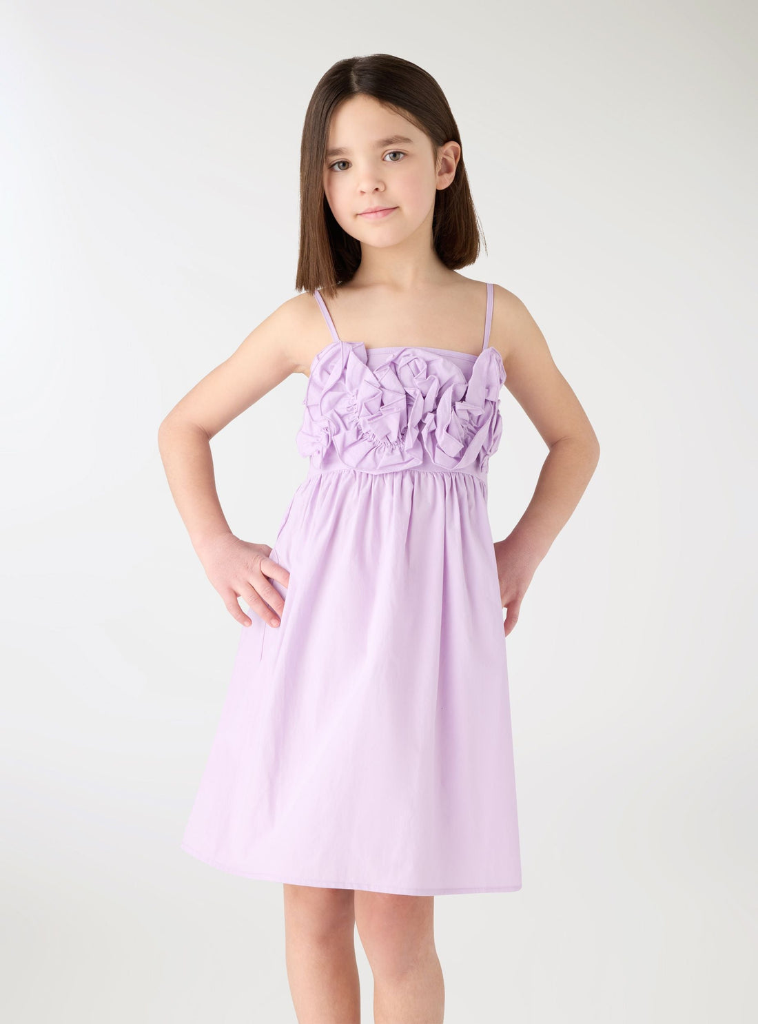 Vestito con spalline sottili e maxi rouches