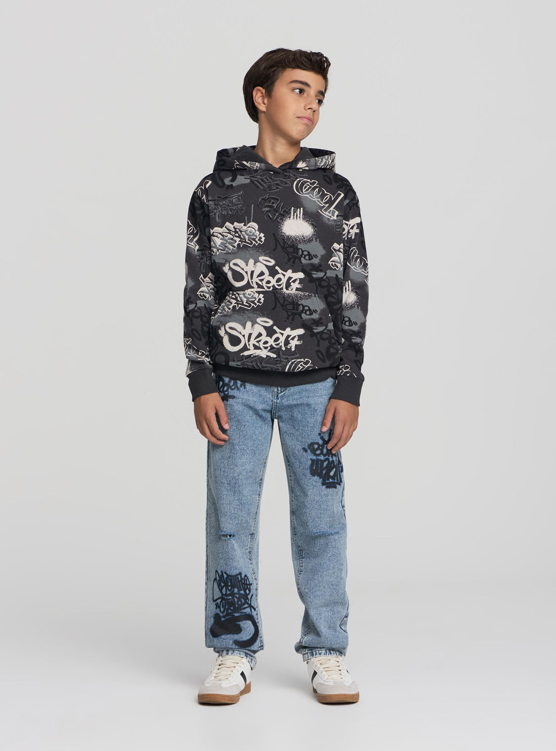Jeans con stampa graffiti e strappi