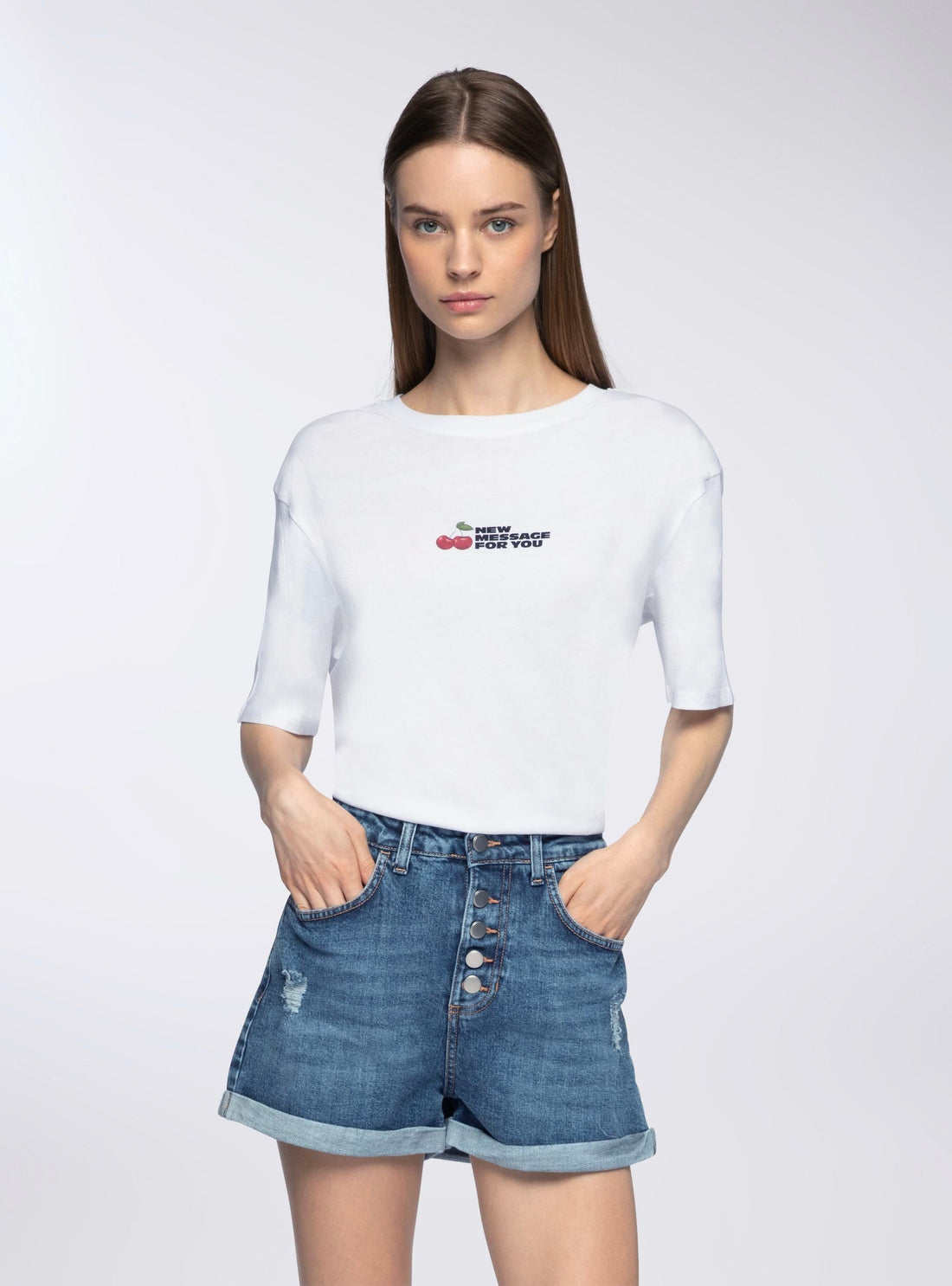Shorts di jeans con strappi e bottoni