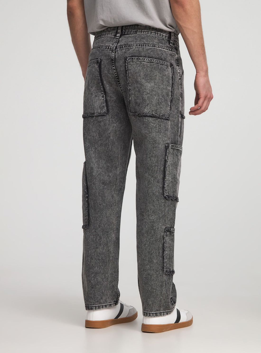 Jeans cargo multipocket con dettaglio sfrangiato