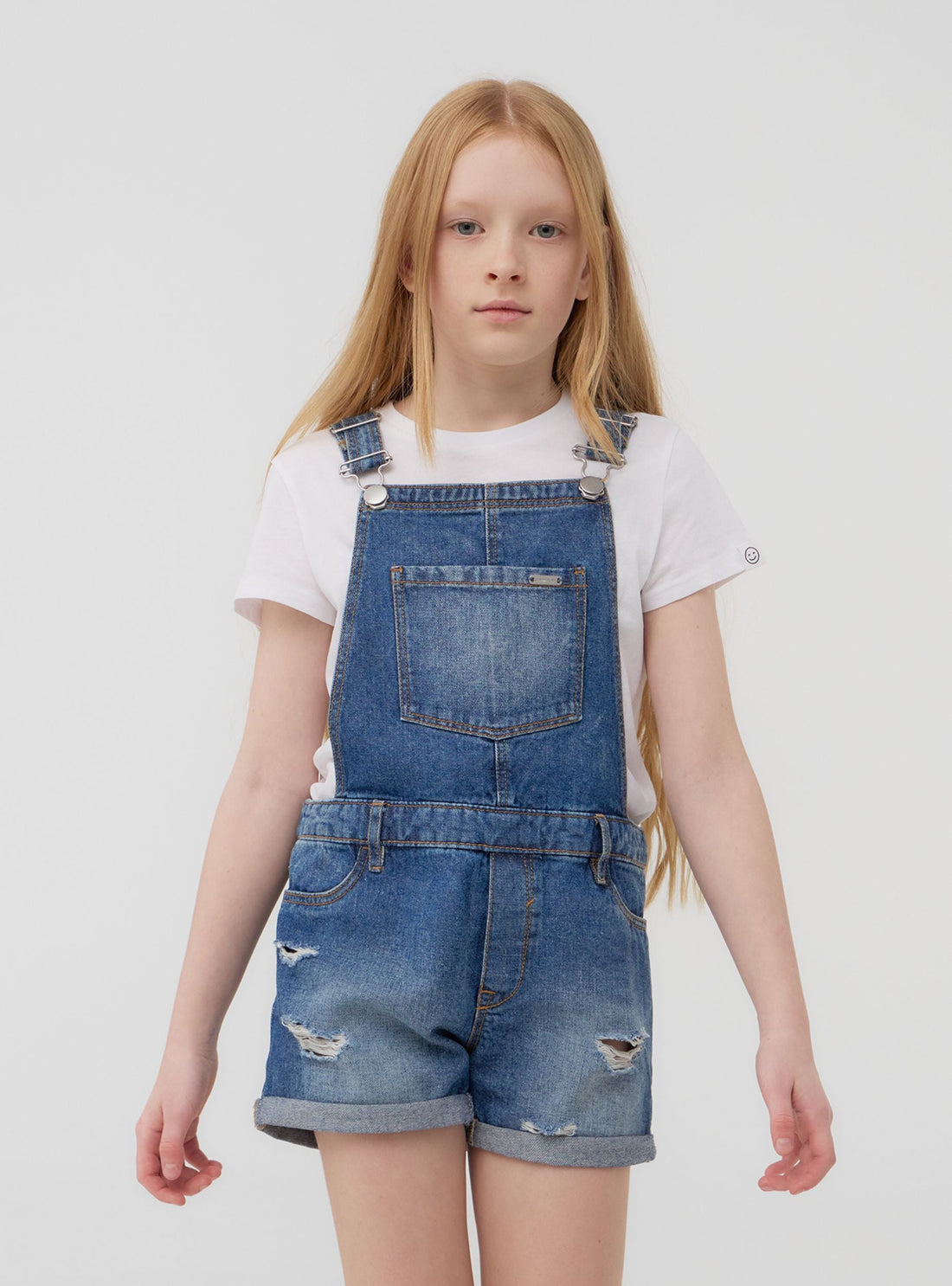 Salopette in jeans medio con strappi