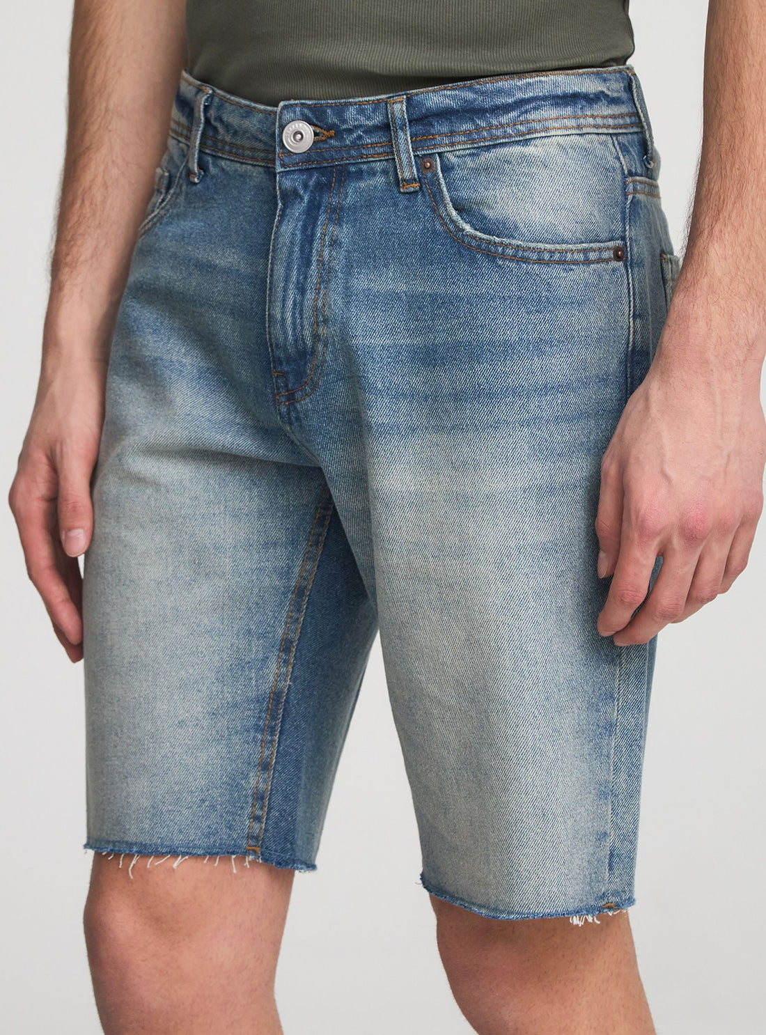 Bermuda jeans sfrangiato
