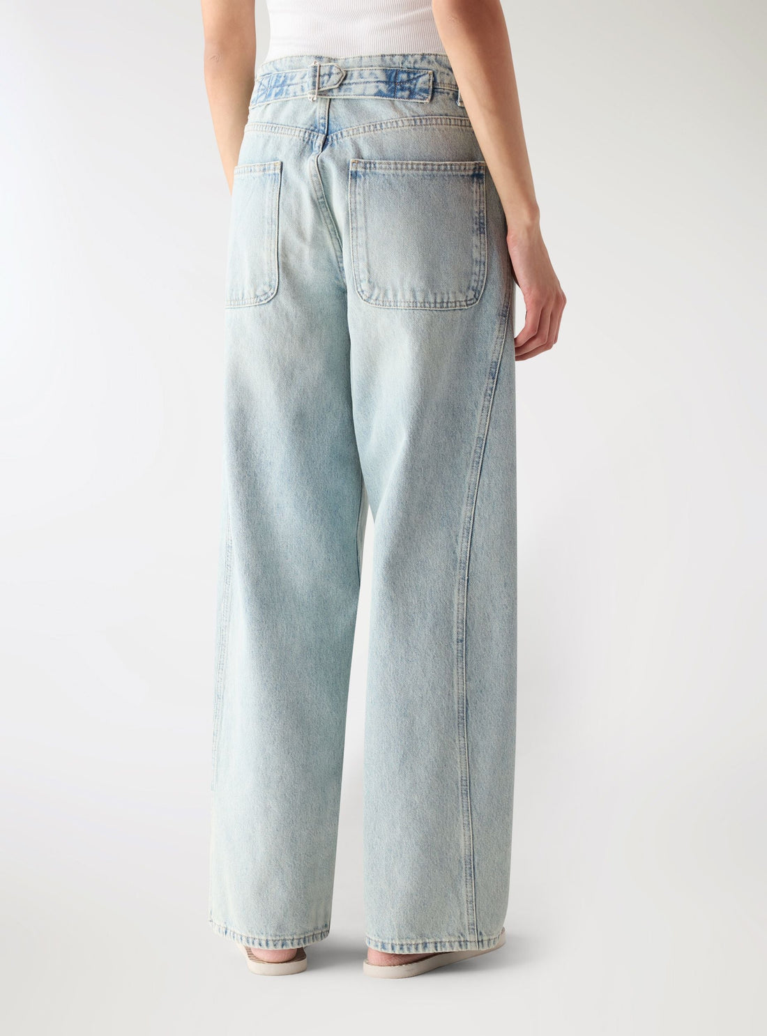 Jeans barrel con tagli laterali