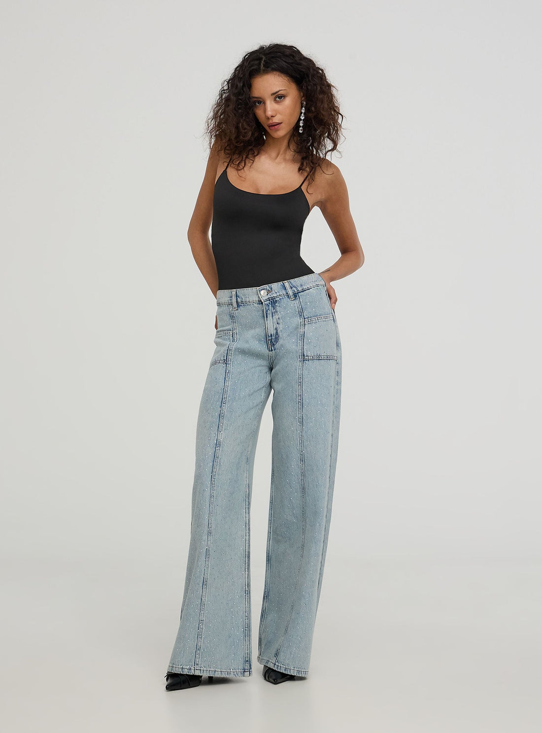 Jeans wide leg con nervature e strass