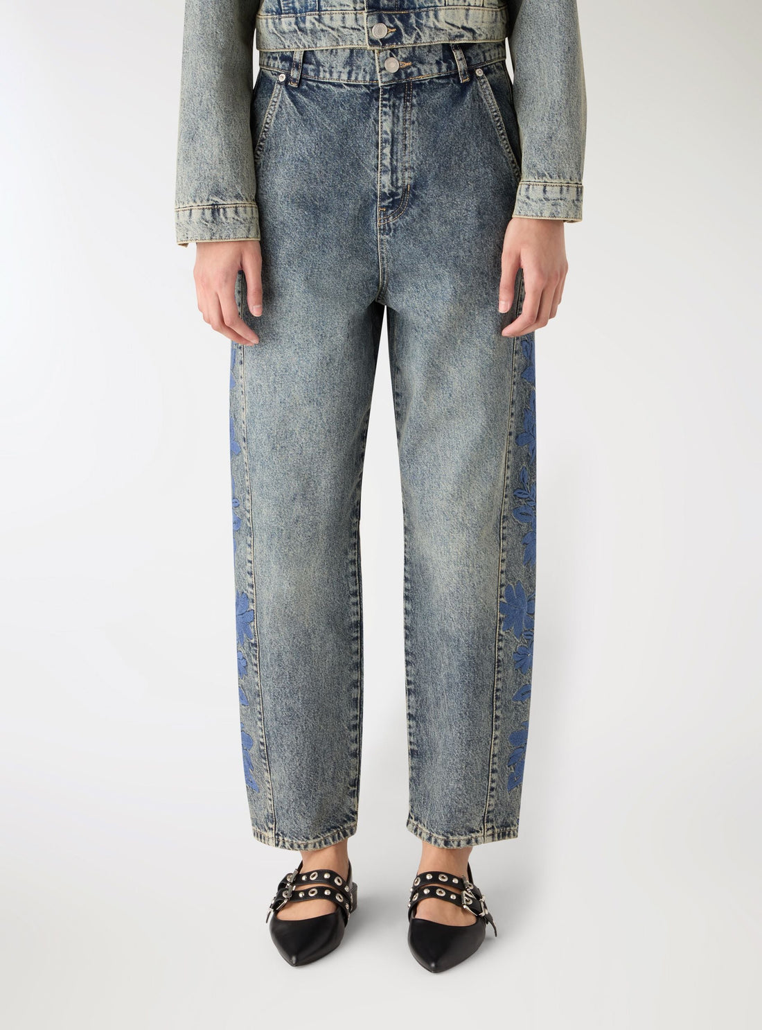 Jeans balloon con ricami laterali