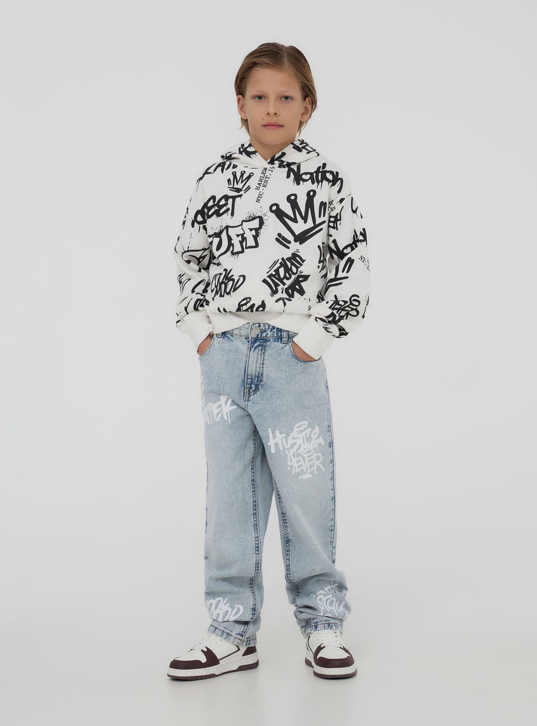 Jeans con strappi e stampe stile graffiti