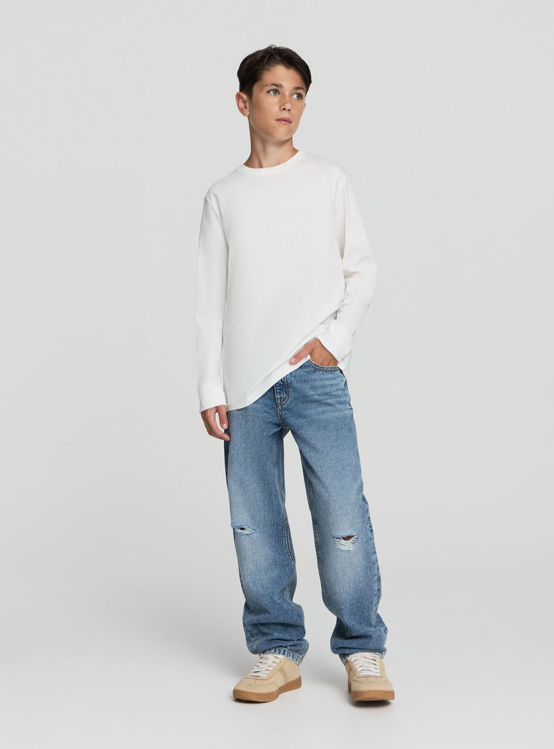 Jeans regular con strappi