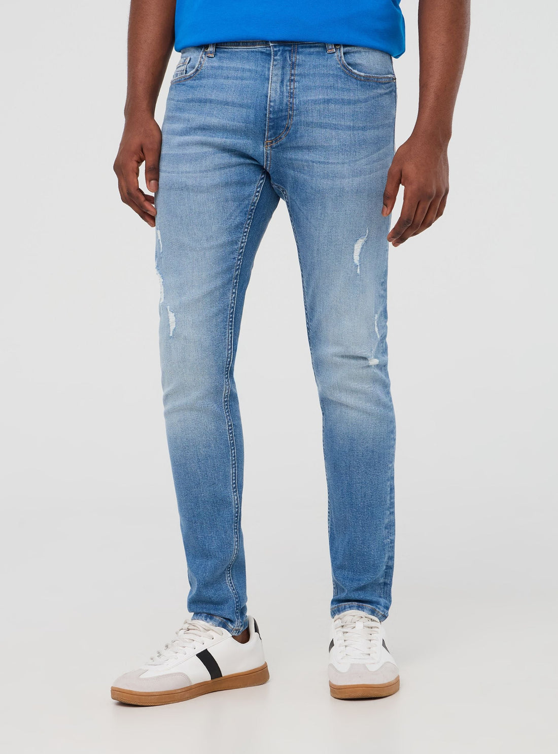Jeans skinny con piccoli strappi