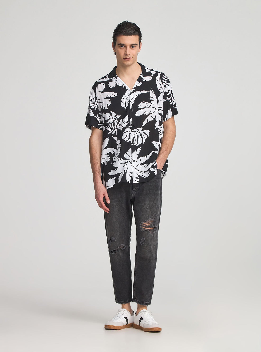 Jeans relaxed nero con strappi