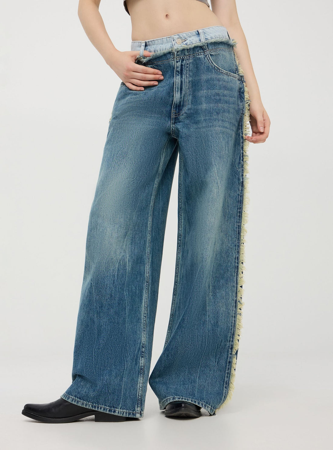 Jeans wideleg sfrangiati con vita a contrasto