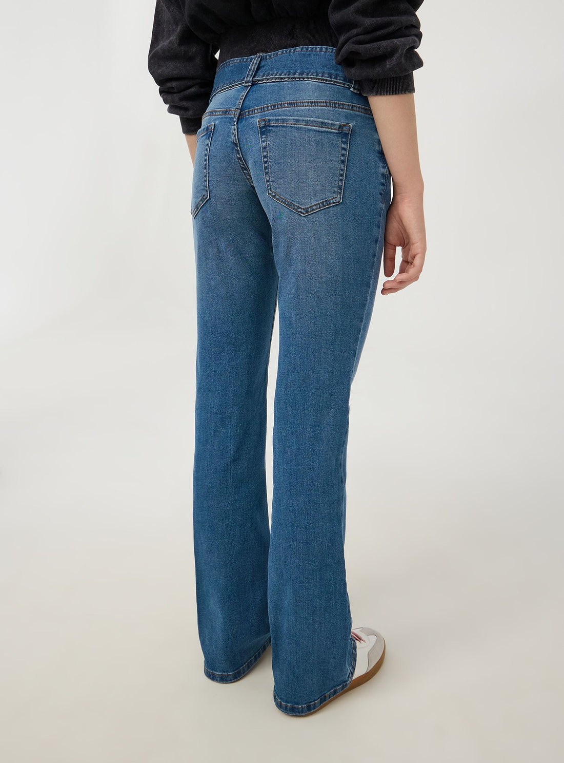 Jeans a zampa a vita bassa con cintura