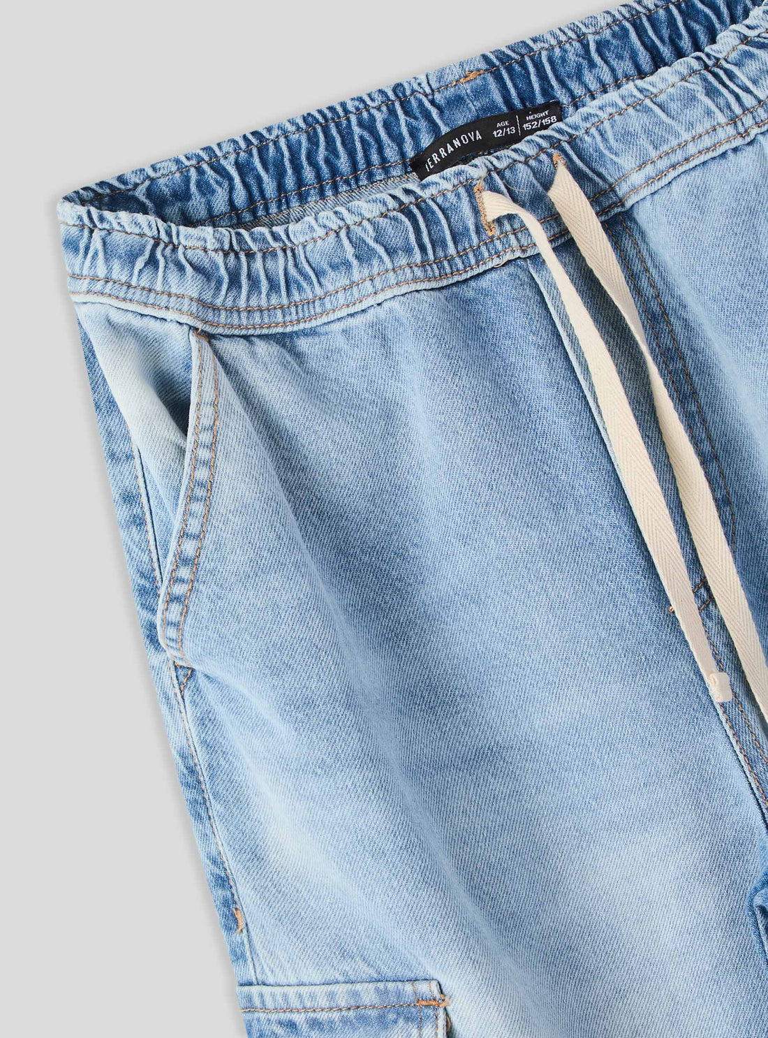 Jeans jogger cargo con coulisse