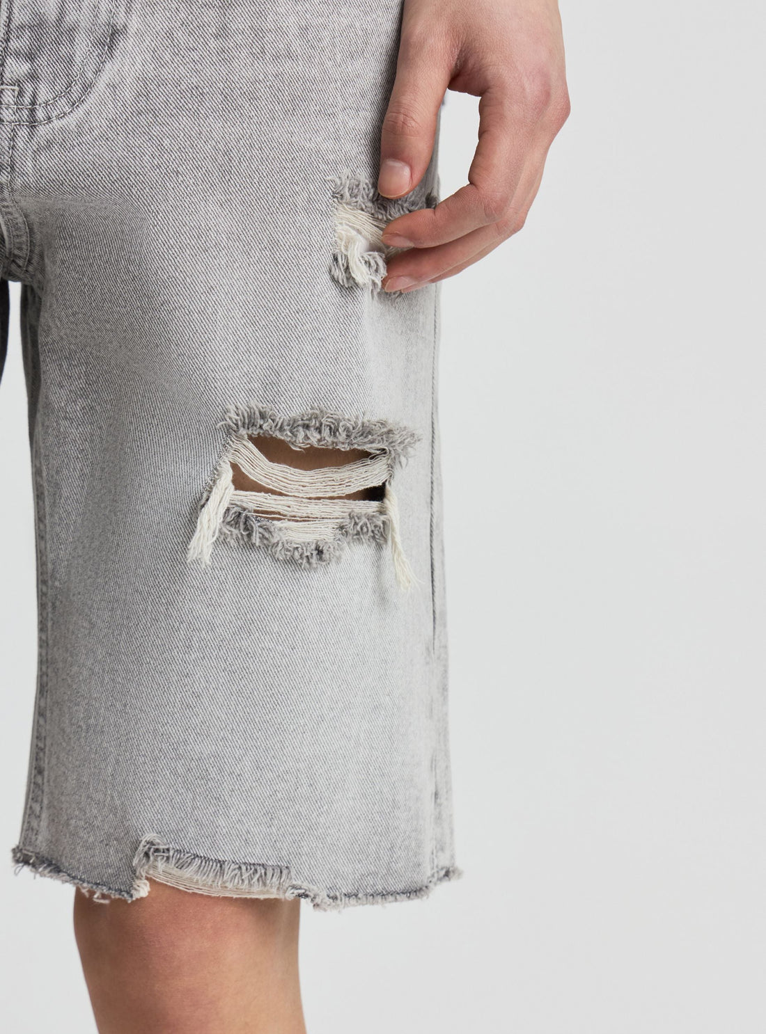 Pantaloncini jeans con strappi e orlo sfrangiato